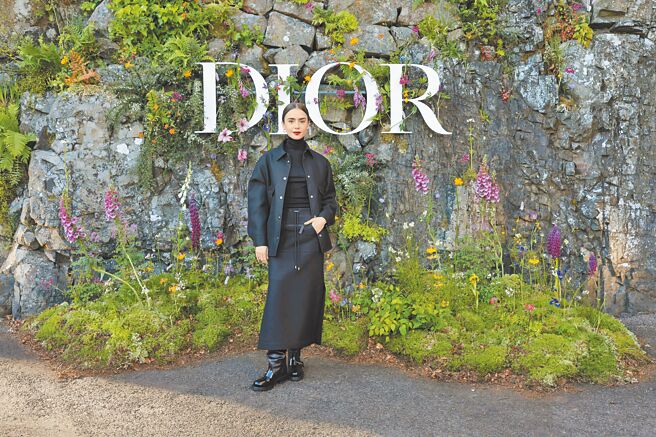 莉莉柯林斯一身低調黑現身大秀現場。（Dior提供）