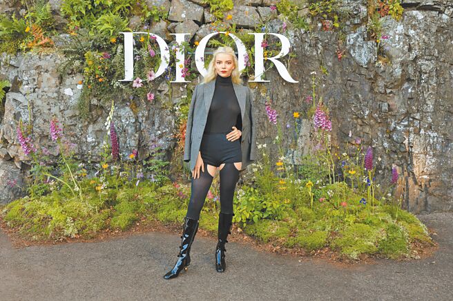 安雅泰勒喬伊的金髮與低調黑色造型成為會場焦點。（Dior提供）