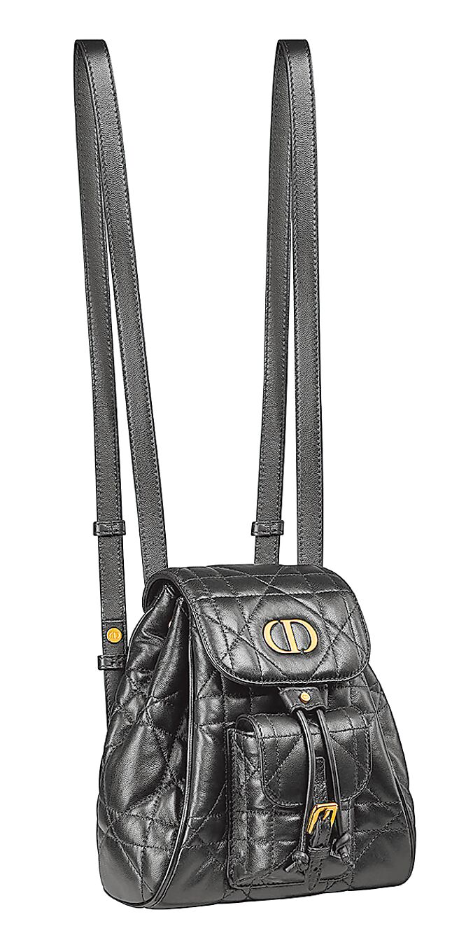 Dior Caro黑色小羊皮大型籐格紋後背包小型款，售價11萬元。（Dior提供）
