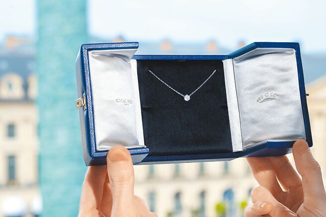 CHAUMET与Sarine合作推出第一颗可追溯来源的Bee My Love项炼。（CHAUMET提供）