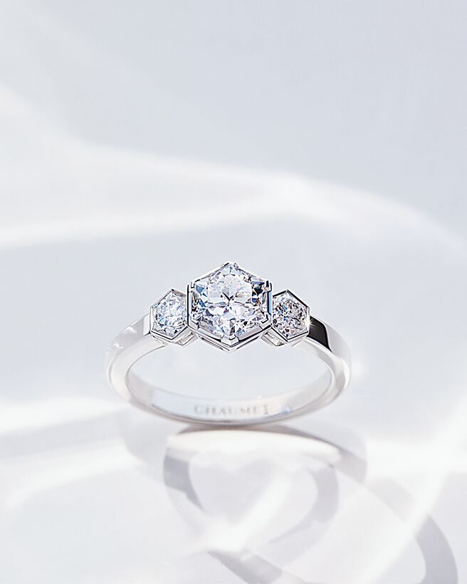 CHAUMET的Bee My Love珠宝，六边形切割钻石的灵感源自蜂巢。（CHAUMET提供）