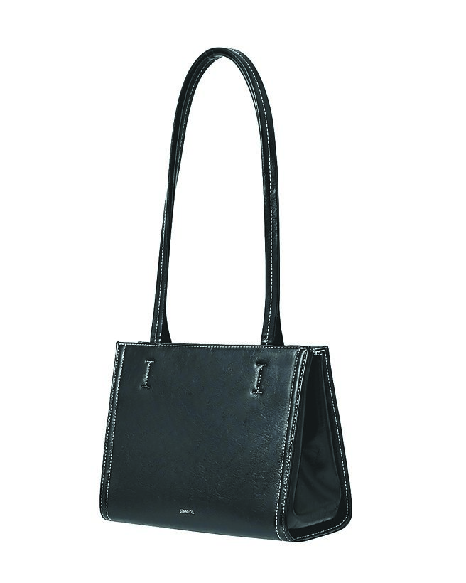 STAND OIL Oblong Bag Mini，原价3550元，快闪店优惠价2840元。（STAND OIL提供）