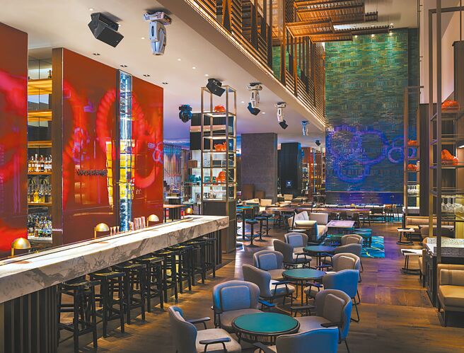 W饭店的「WOOBAR」酒吧在阿妹演唱会期间推出限定主题餐点与调酒。（台北W饭店提供）