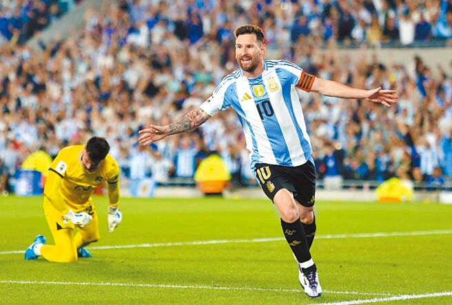 阿根廷队长梅西（右）率先攻破玻利维亚大门后张臂庆祝。（路透）