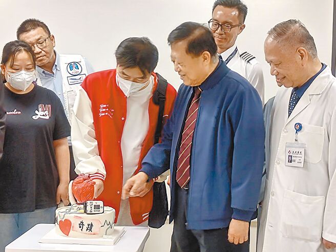 53岁病友顏先生（前排左）使用心室辅助器后康復出院，与振兴医院院长魏峥（前排右）一起切蛋糕庆祝重生。（振兴医院提供／王家瑜台北传真）