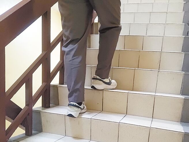 骨質疏鬆症被稱為「無聲的殺手」，國民健康署提醒「保骨要訣」，例如從事爬樓梯、健走、慢跑等運動。（王家瑜攝）