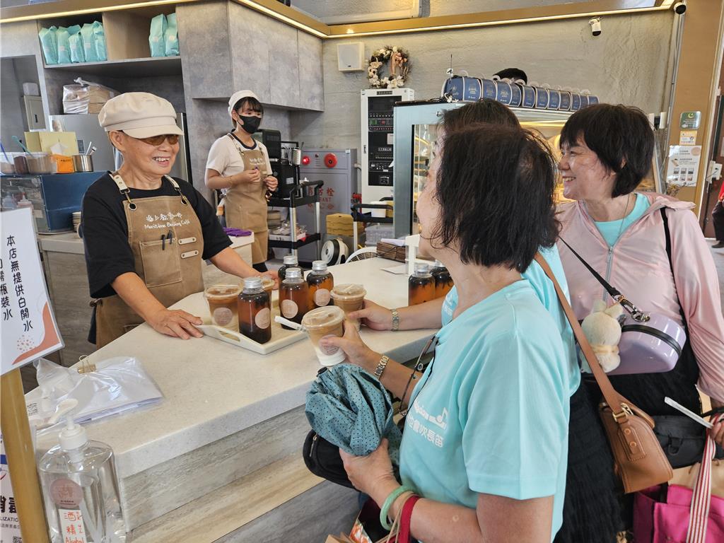 華山基金會長者化身一日店員 獨居長輩品咖啡重遊大鵬灣