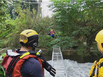 水坝泄洪农妇不慎受困 水沟架梯惊险救援画面曝
