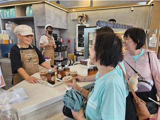 华山基金会长者化身一日店员 独居长辈品咖啡重游大鹏湾