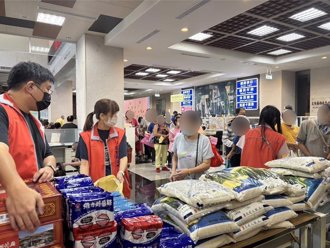新北萬里區公所發放愛心物資 關懷450戶弱勢家庭