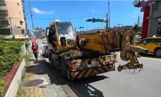 七堵火車站前車禍！  工程車與機車相撞騎士送醫不治