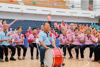 嘉縣600名長輩齊聚體育館 趣味競賽展「萬萬歲」活力