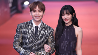 金鐘59／星光主持黃豪平金屬透視西裝 木木1轉身「洩大片美背」吸睛