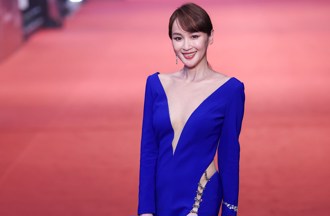 金鐘59／蔡逸帆胸前挖深V直逼腰部洩傲人身材 開高衩辣露修長美腿