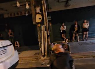 直擊》萬華站壁文化！流鶯爆乳排排站 豬哥尋獵物「呷止餓」