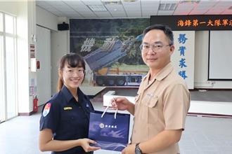 港務警花朱宇莉宣講防詐 國軍弟兄聽得入神