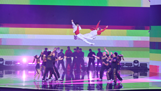 金钟59／Ozone开场秀搏命演出！ 文廷惧高挑战「空中飞人」网惊呆