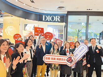 人海戰術發威 新光三越周年慶 首日來客旺