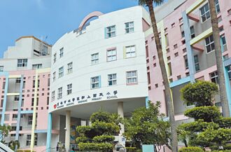 學童倒垃圾被蛇咬 疑為青竹絲