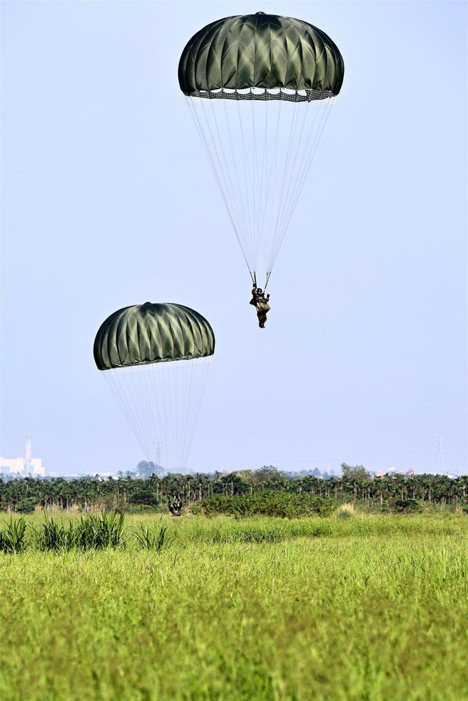 陆军空训中心113年第2梯次「特种地形跳伞训练班」27名训员，昨日完成复杂地形跳伞，全员通过期训的最后一次训练。（记者孙建屏摄）