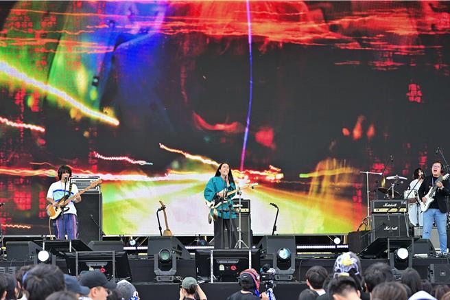樂團百合花日前赴韓國釜山參加「2024 釜山國際搖滾音樂節」演出。（台視提供）
