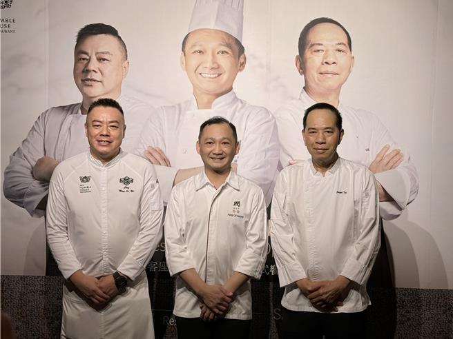 總廚洪志光（中）、總廚謝錦松（右）與主廚吳銘儒攜手打造「潤‧食譜」米其林主廚客座饗宴。（洪秀瑛攝）