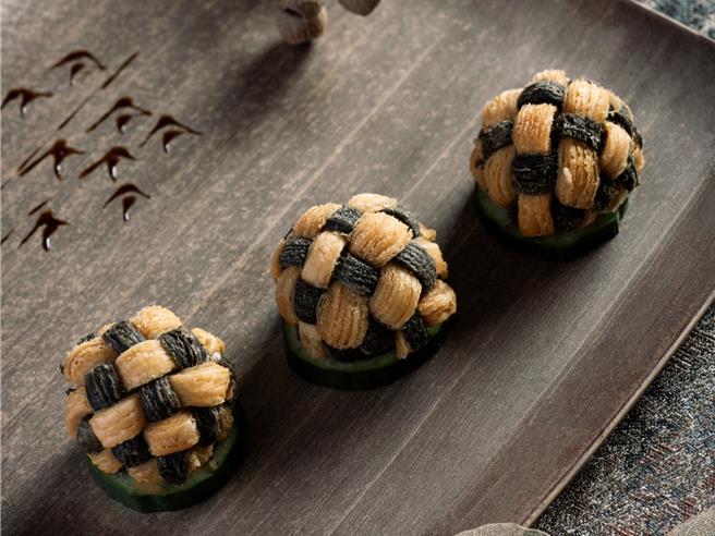 「錦繡球黑椒和牛酥」製作繁複，其餅皮酥脆，入口即化。（台北寒舍艾美提供）