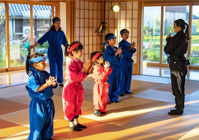 凡購買住宿券即贈經典浴衣大正浪漫體驗濃厚日式文化之旅。（宜蘭綠舞國際觀光飯店提供）