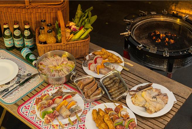 每年熱銷的黑RURU露營車一泊三食，二大二小只要$9，899，晚餐享用戶外烤肉盛宴，體驗不一樣的出遊樂趣。（宜蘭綠舞國際觀光飯店提供）