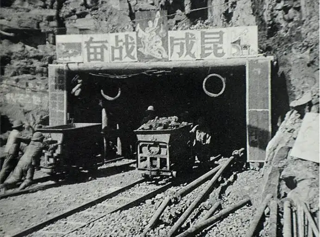 成昆铁路是知名的三线建设项目之一，从成都到昆明，全长1000余公里，是建造上极为困难却有重大战略意义的铁路。（图／搜狐网）