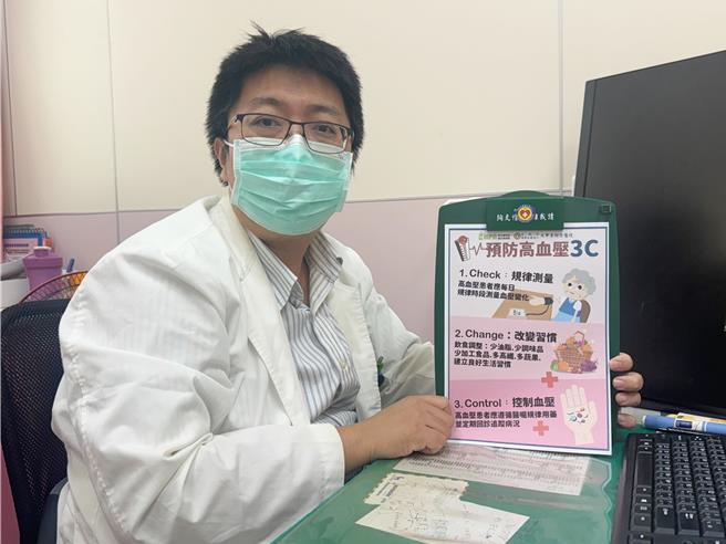 李綜合醫院神經內科主治醫師張峻誠呼籲，高血壓患者，養成每天規律時段的量測血壓變化，飲食要少油、少鹽、少吃加工食品，多吃蔬果、高纖食物，有良好的生活習慣，且要遵照醫囑規律的用藥。（李綜合醫院提供／張妍溱台中傳真）
