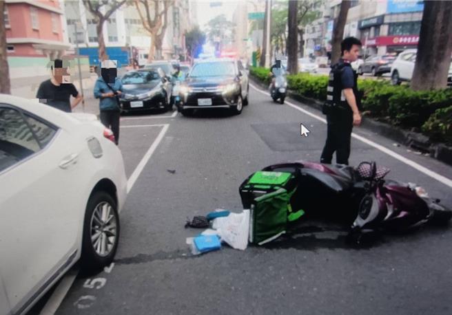 警方表示，李姓外送员与自小客发生擦撞后，外送员人车倒地手脚擦伤，还好意识清楚无碍。（翻摄画面／纪爰高雄传真）