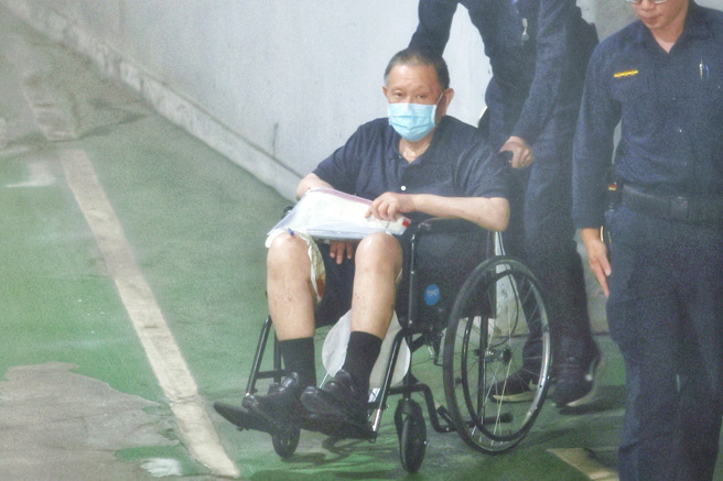 檢方急辦京華城案，沈慶京坐輪椅現身，今（18日）第5度遭提訊。（鄧博仁攝）