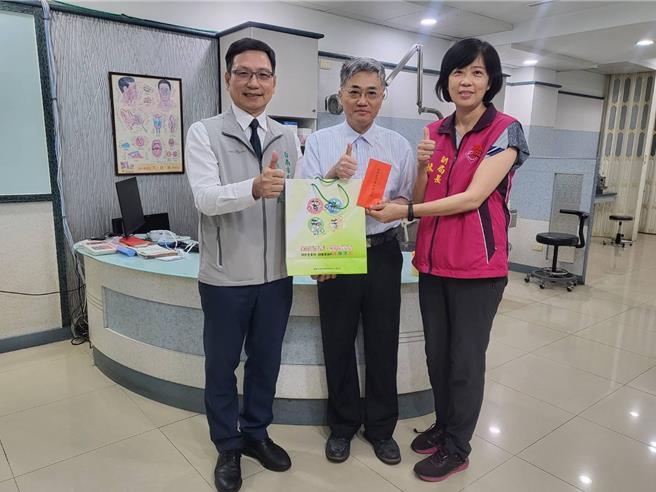 卫生局副局长林碧芬（右）与医师公会理事长赖俊良（左）颁发8月9月登革热通报数第1名奬励金予林俊良耳鼻喉科诊所。（卫生局提供／曹婷婷台南传真）