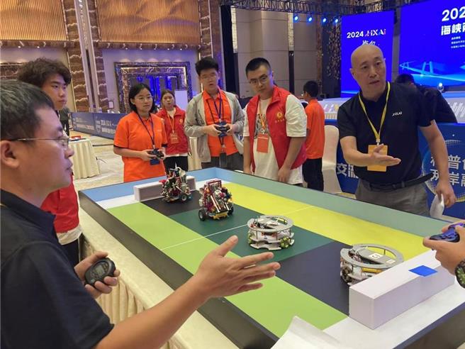 兩岸優秀青少年人工智慧科創團隊於現場共同交流技術與想法。（主辦方提供）