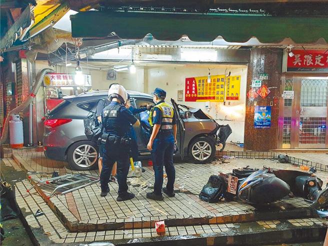 北市15岁曾姓少年17日晚间无照驾驶祖父的休旅车外出，疑似因车速过快，失控衝入东湖市场的臭豆腐店，包括1名骑士及在骑楼用餐的2名客人被撞身亡，另2名女店员烫伤。（北市消防局提供／林郁平台北传真）