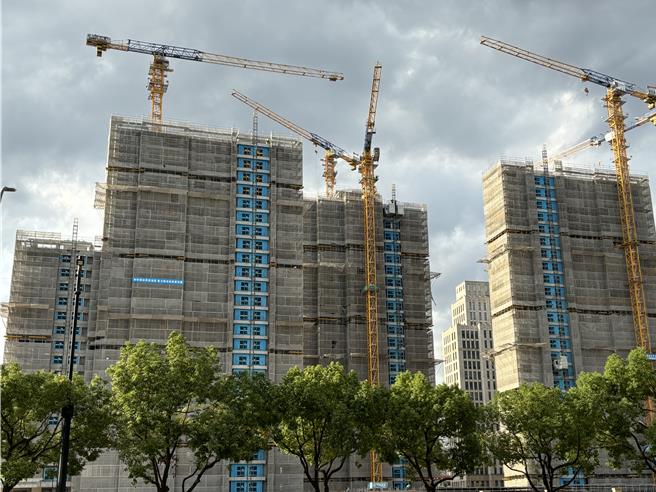 大陆北、上、广、深等一线城市9月新建商品住宅及二手住宅销售价格持续下跌趋势。图为上海一处正在兴建中的工地。（朱绍圣摄）