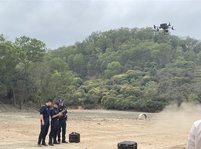 大疆回应美方限制进口部分无人机毫无根据且完全错误。图为深圳公安无人机警务队。（大陆央视资料照）