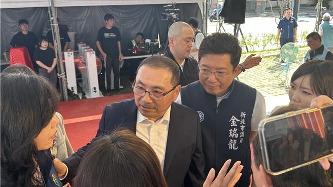 新北市長侯友宜今（18）日出席錦和運動公園地下停車場啟用典禮，會後受訪也提到青年服勤同意書爭議一事。（賀培晏攝）
