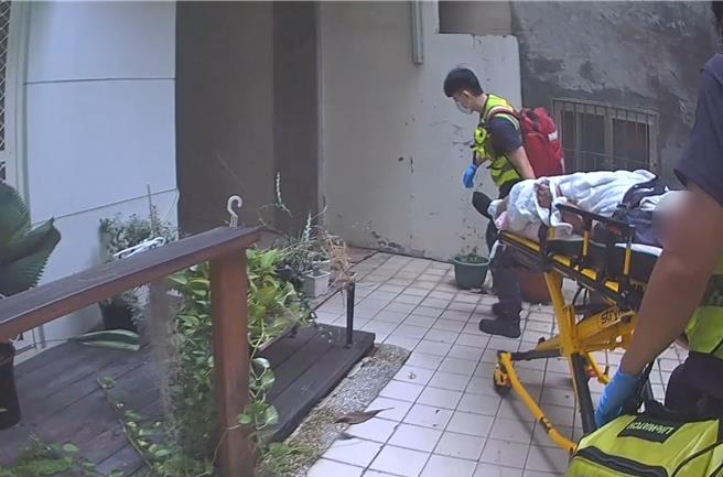 台中市第三警分局18日表示，22歲詹姓男子與過去軍中同袍陳姓男子等多人日前約到KTV歡唱，結束後，還帶陳返家續攤，陳清晨7時許酒後失控、大吼大叫，詹出面制止遭攻擊掛彩，警方獲報到場，將陳上銬管束、動用辣椒水制止，強制送醫，才結束鬧劇。（警方提供／陳淑芬台中傳真）