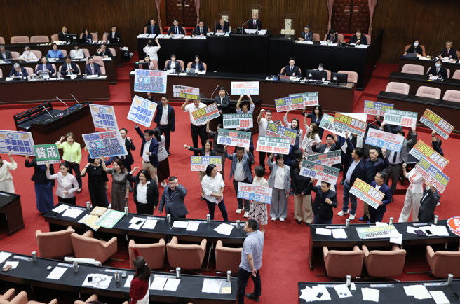 立法院18日院會處理民進黨團提議增列總預算案、前瞻第五期預算案，民進黨立委高舉標語要求審查總預算（左），國民黨立委亦高舉標語要求行政院退回重編（右），最後表決結果贊成49票、反對58票，藍白聯手再度封殺總預算。（姚志平攝）