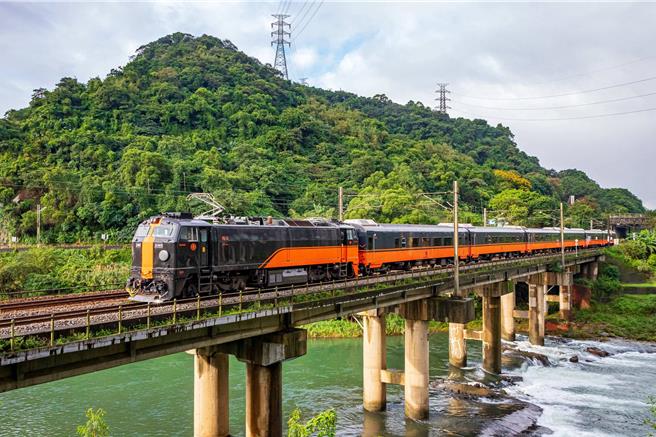 有「台湾最美观光列车」之称的鸣日号。（雄狮旅游提供）
