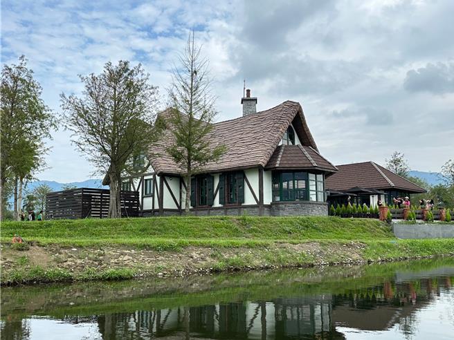 花莲县政府、台湾乐活永续协会、台湾铁路公司以及雄狮旅游四方共同携手合作，推两大观光列车振兴花莲观光。（雄狮旅游提供）