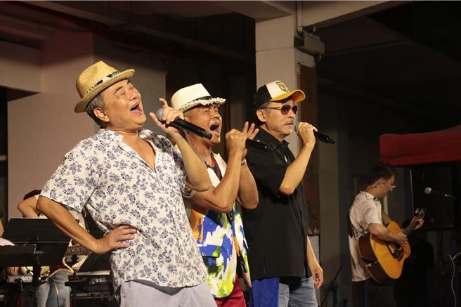 陈升（左起）、阿Van、黄连煜合体举办「新宝岛康乐队」新歌演唱会。（新乐园制作提供）