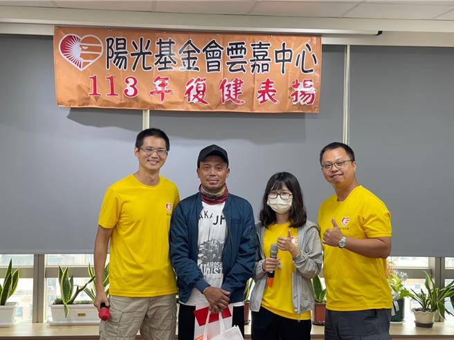 印尼籍移工阿吉斯獲頒無畏前行獎。（圖／陽光基金會雲嘉服務中心）