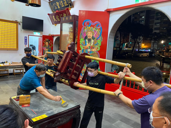 桃园八德龙山寺採用抬轿写字问事，推广团队成员之一刘咏心将习俗透过绘画方式呈。(图/信义房屋 提供)