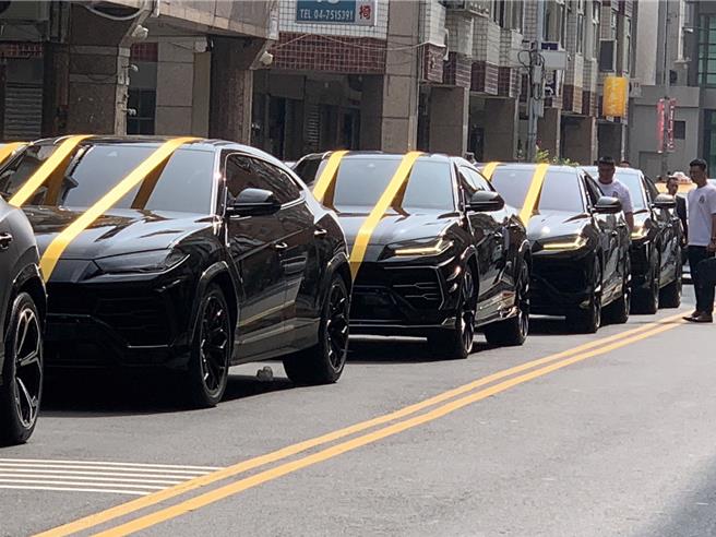 彰化市在地大哥「老立仔」许炏立今天举办告别式，现场名车云集。（孙英哲摄）