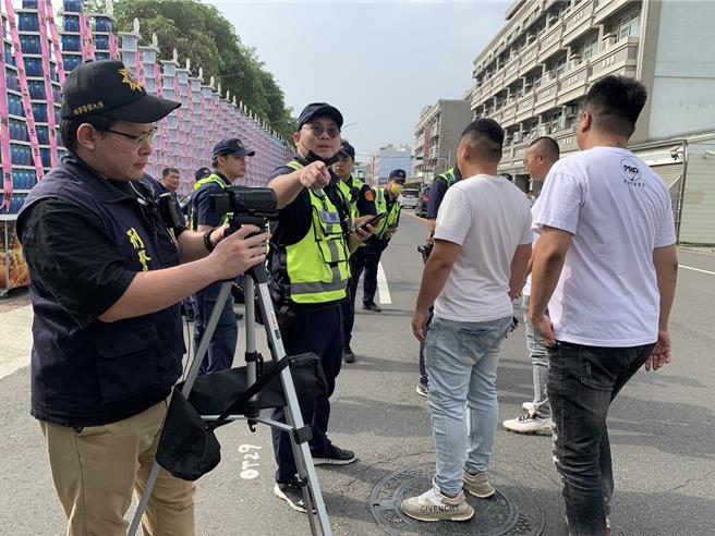 彰化市在地大哥「老立仔」许炏立今天举办告别式，警方到场搜证。（孙英哲摄）