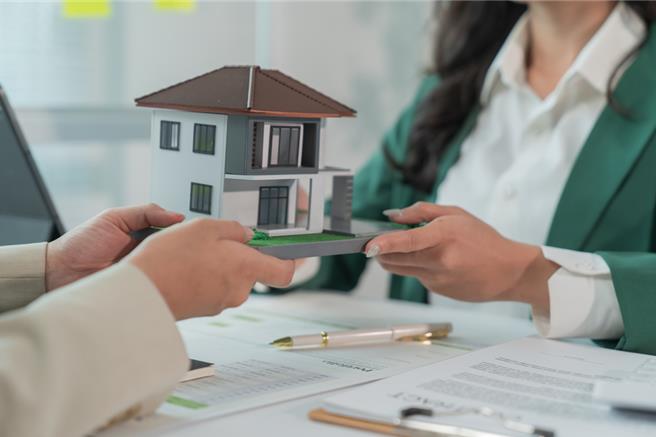 杨姓仲介热心服务卖屋，因未能成交被朱姓屋主提前解约，杨男请求服务费获判准。(图:shutterstock/达志)