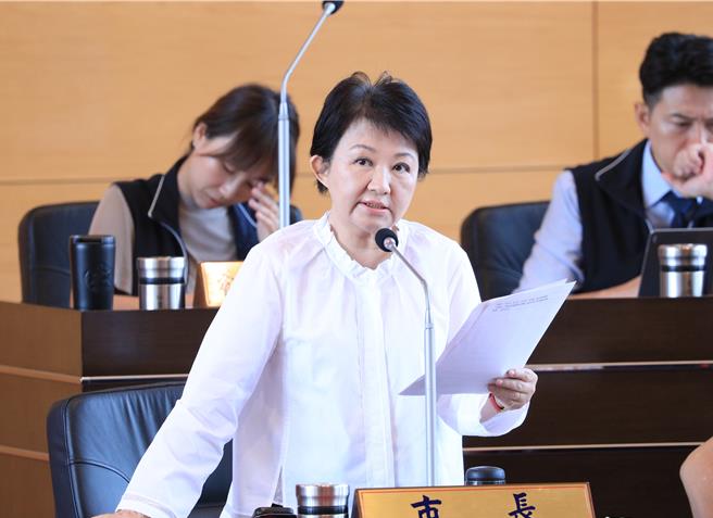 民代質疑公車大執法「壓新聞」，市長盧秀燕18日在議會表示，認真改革才能改善交通，不認同警察局作法。（陳淑娥攝）